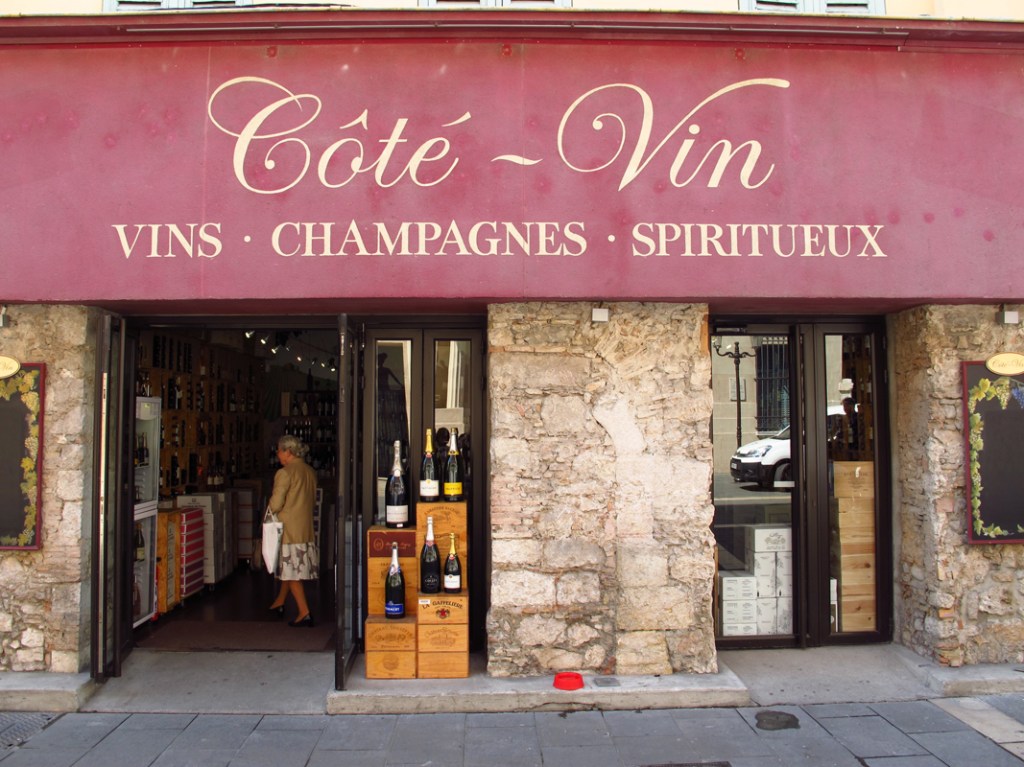 devanture de la cave côté vin à Nice