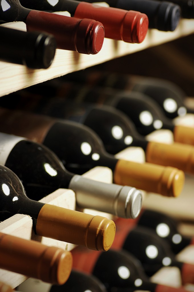 bouteilles de vins rangées dans une étagère de cave à vin