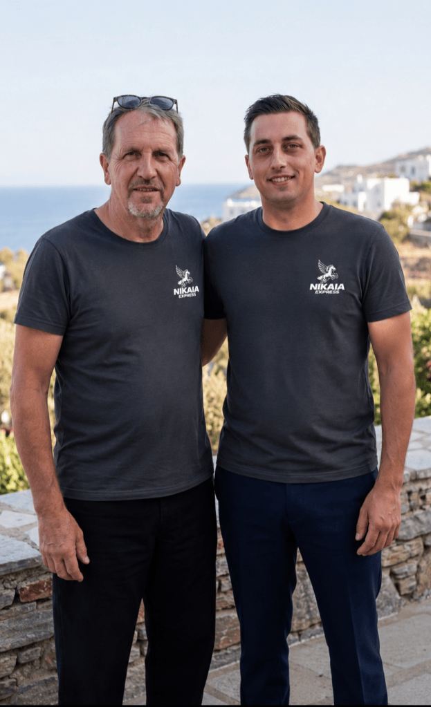 photo père et fils devant une belle vue mer et colline